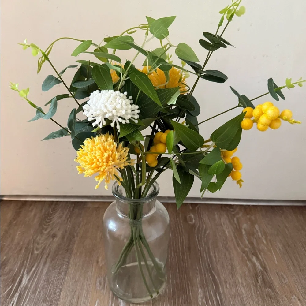 Kohl's Faux Floral Arrangement Yellow White Flowers Clear Glass Vase 7.5”